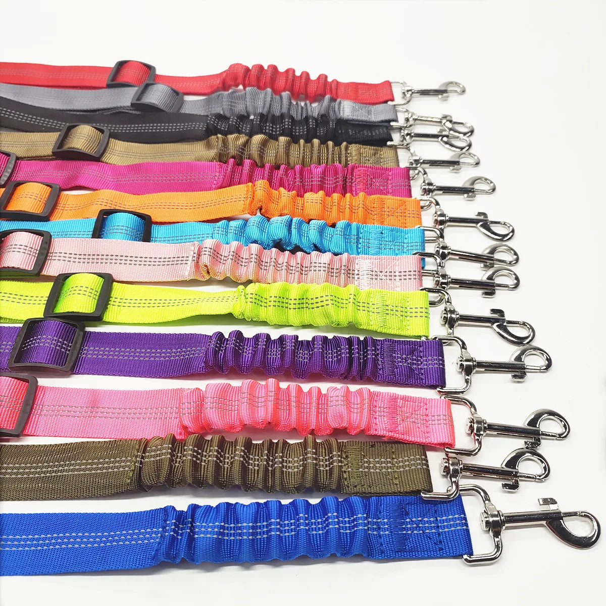 Arnés con cinturón de seguridad ajustable para perros: accesorio de nailon reflectante, acolchado y elástico para viajes en coche.