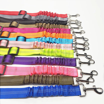 Arnés con cinturón de seguridad ajustable para perros: accesorio de nailon reflectante, acolchado y elástico para viajes en coche.