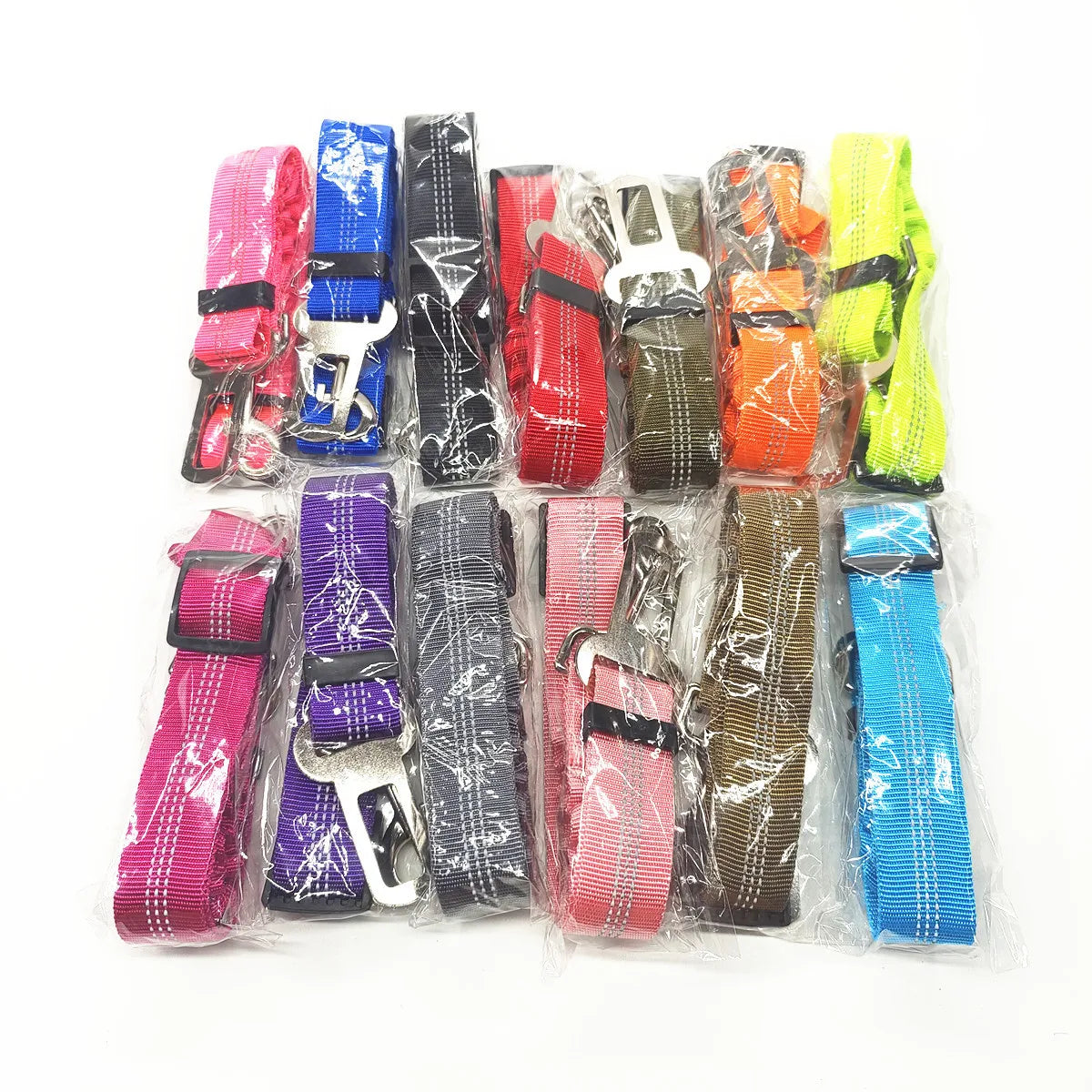 Arnés con cinturón de seguridad ajustable para perros: accesorio de nailon reflectante, acolchado y elástico para viajes en coche.