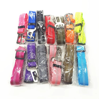 Arnés con cinturón de seguridad ajustable para perros: accesorio de nailon reflectante, acolchado y elástico para viajes en coche.
