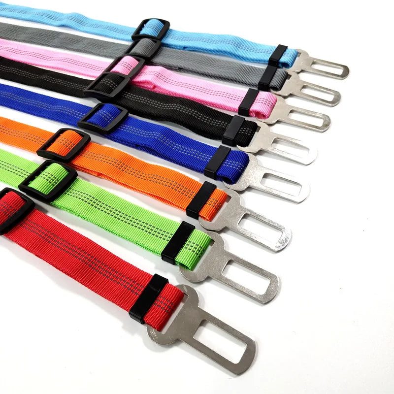 Arnés con cinturón de seguridad ajustable para perros: accesorio de nailon reflectante, acolchado y elástico para viajes en coche.