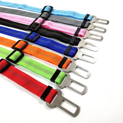 Arnés con cinturón de seguridad ajustable para perros: accesorio de nailon reflectante, acolchado y elástico para viajes en coche.