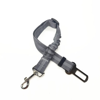 Arnés con cinturón de seguridad ajustable para perros: accesorio de nailon reflectante, acolchado y elástico para viajes en coche.