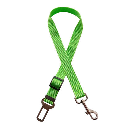 Arnés con cinturón de seguridad ajustable para perros: accesorio de nailon reflectante, acolchado y elástico para viajes en coche.