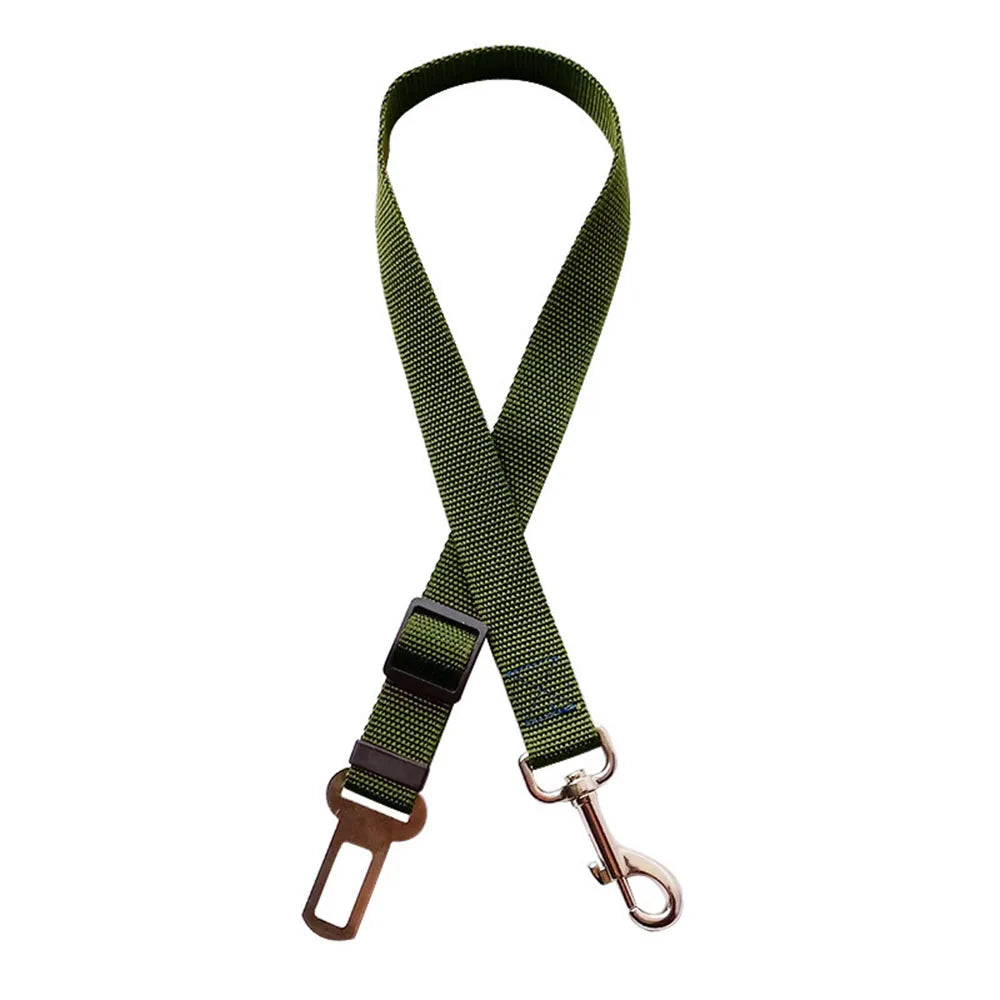 Arnés con cinturón de seguridad ajustable para perros: accesorio de nailon reflectante, acolchado y elástico para viajes en coche.